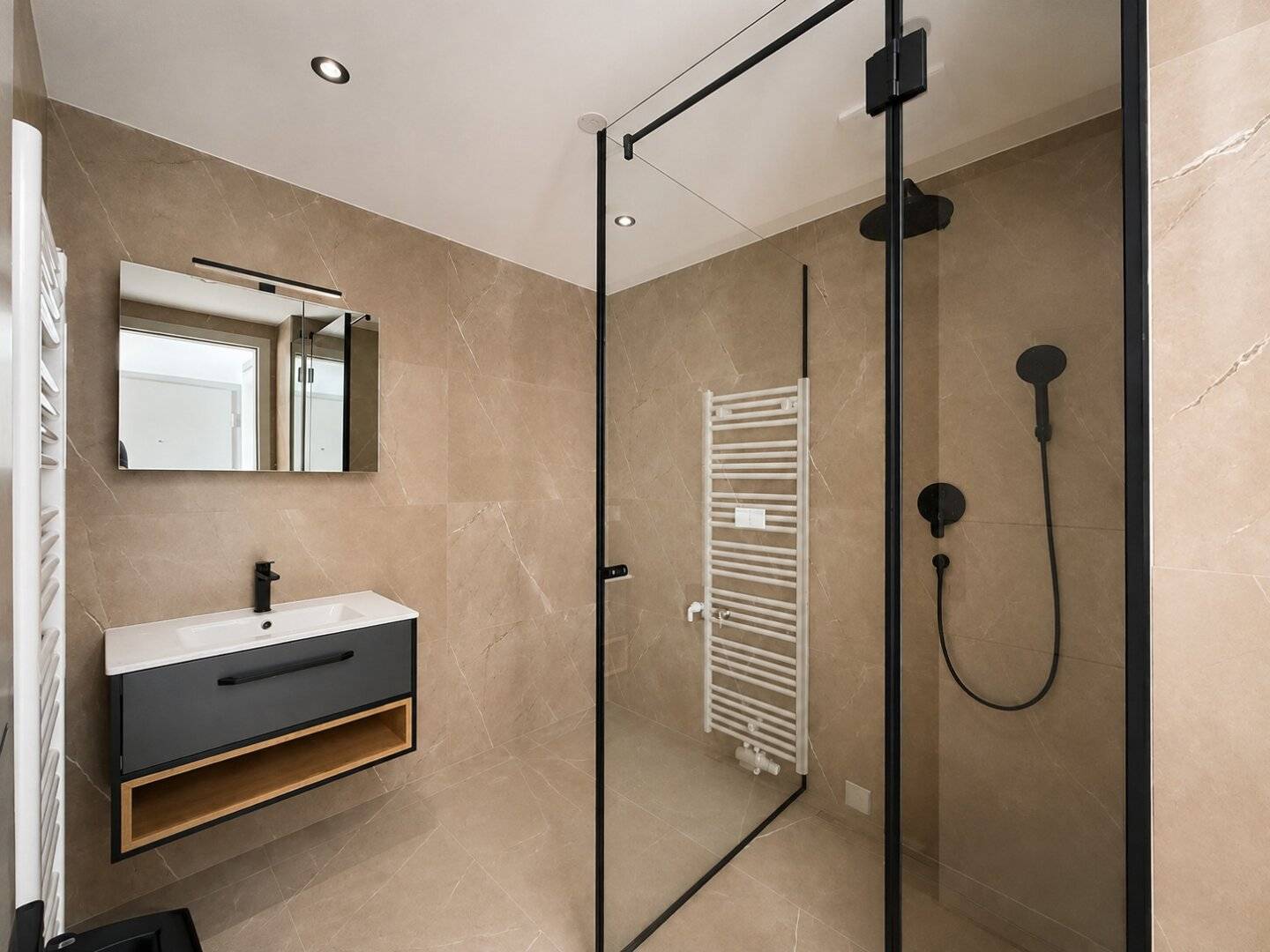 Modern 2-room apartment, 2nd floor, barrier-free and with green view in the 21st district