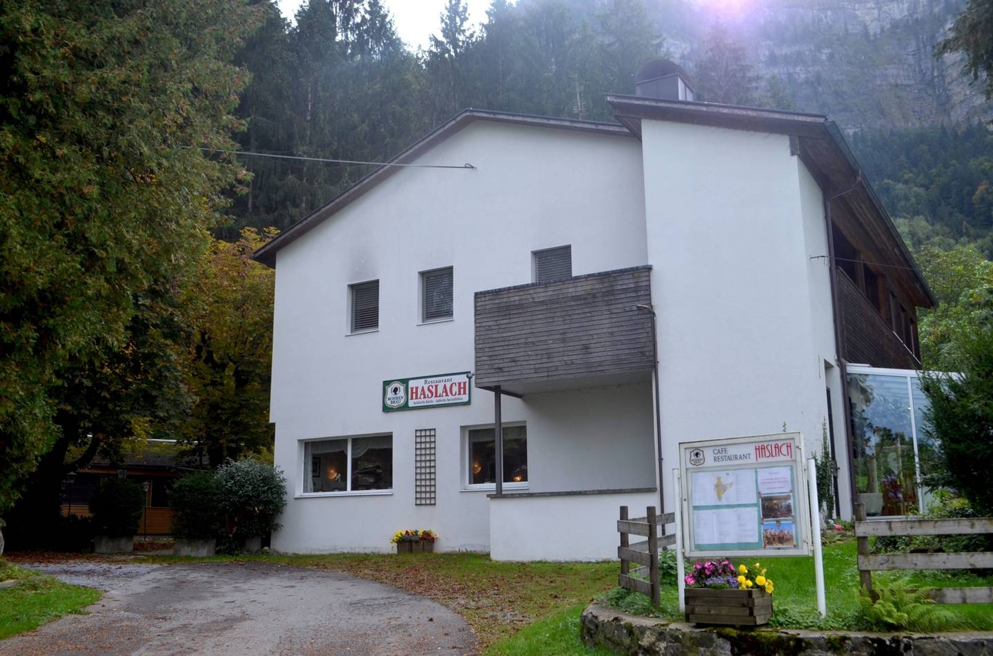 Apartment with large guest garden and versatile event hall