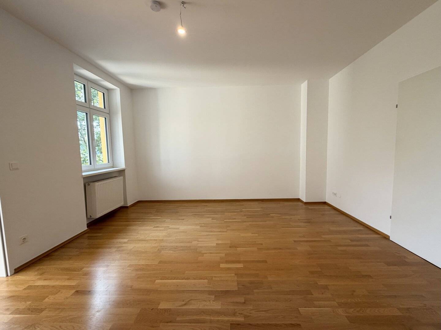 NAHE Schloss Liesing - 1-Zimmer-Wohnung mit Loggia