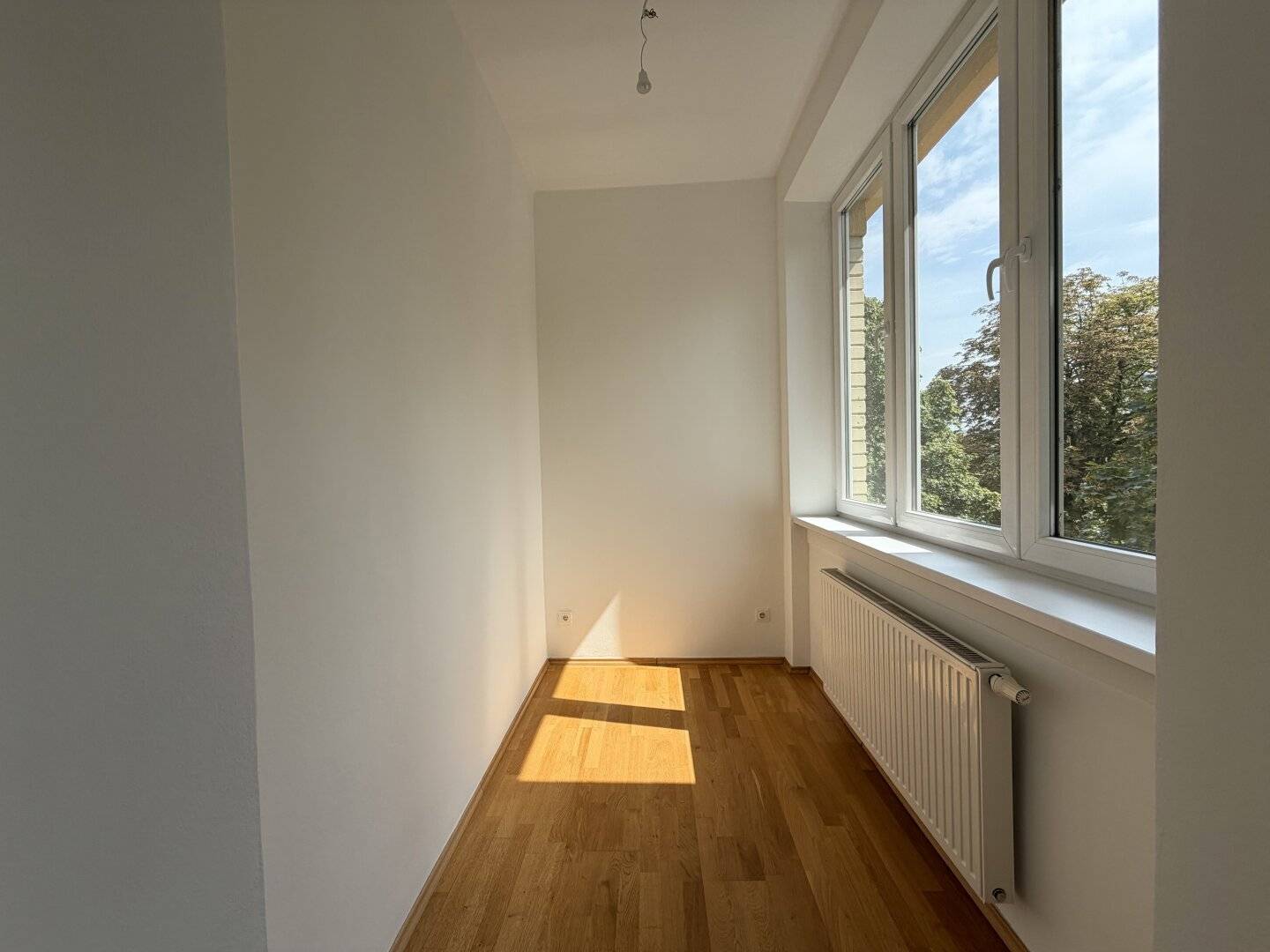 NAHE Schloss Liesing - 1-Zimmer-Wohnung mit Loggia