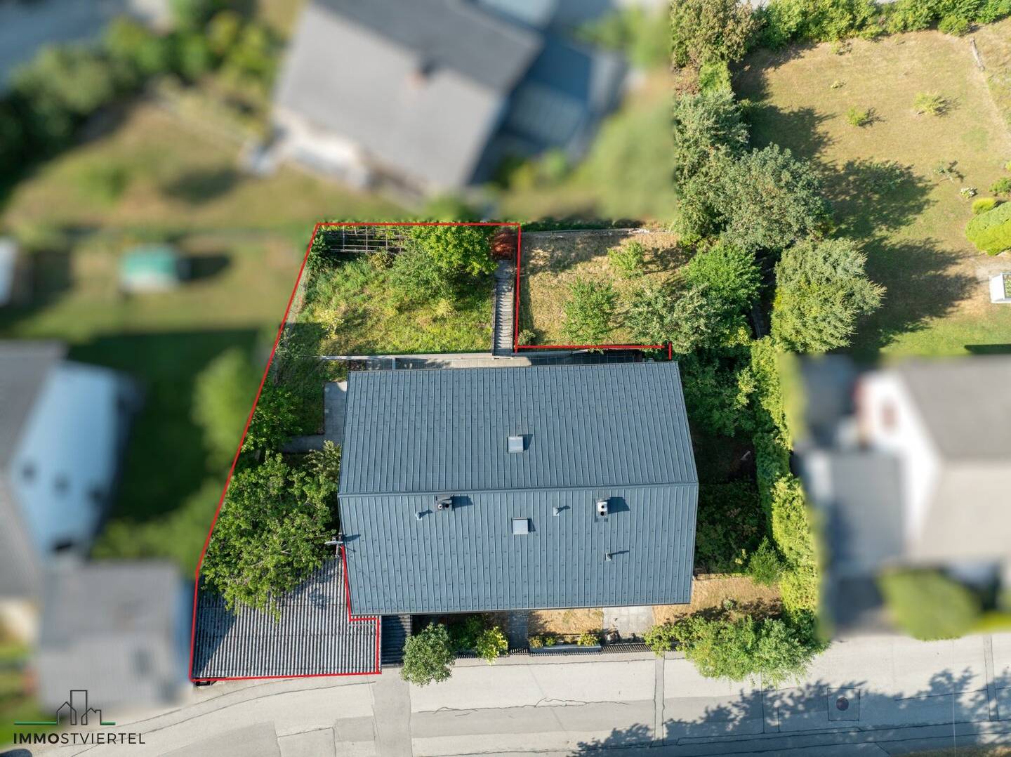 Eigene Hausetage mit Garten großen Lagerraum und Carport!