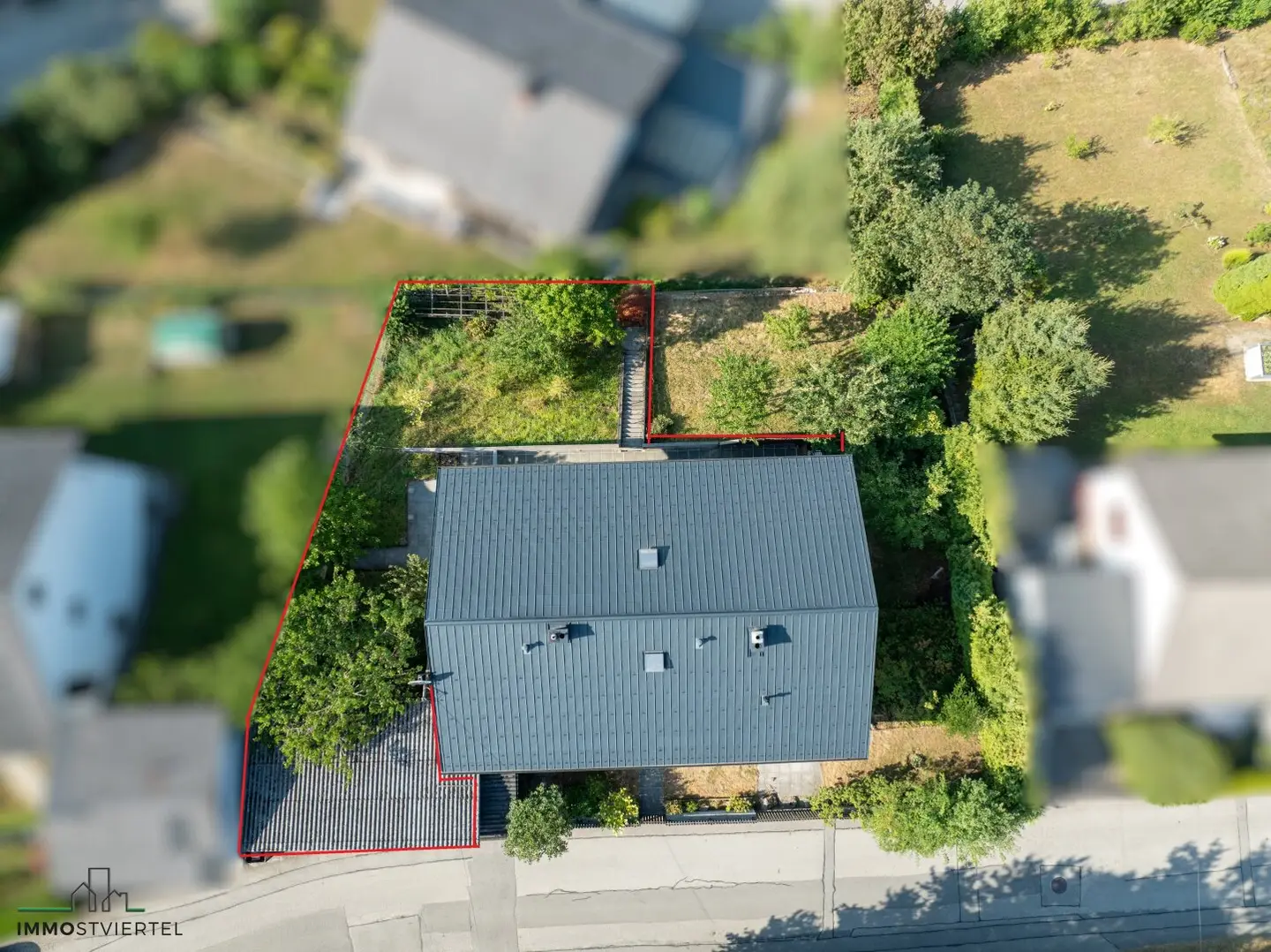 Eigene Hausetage mit Garten großen Lagerraum und Carport!