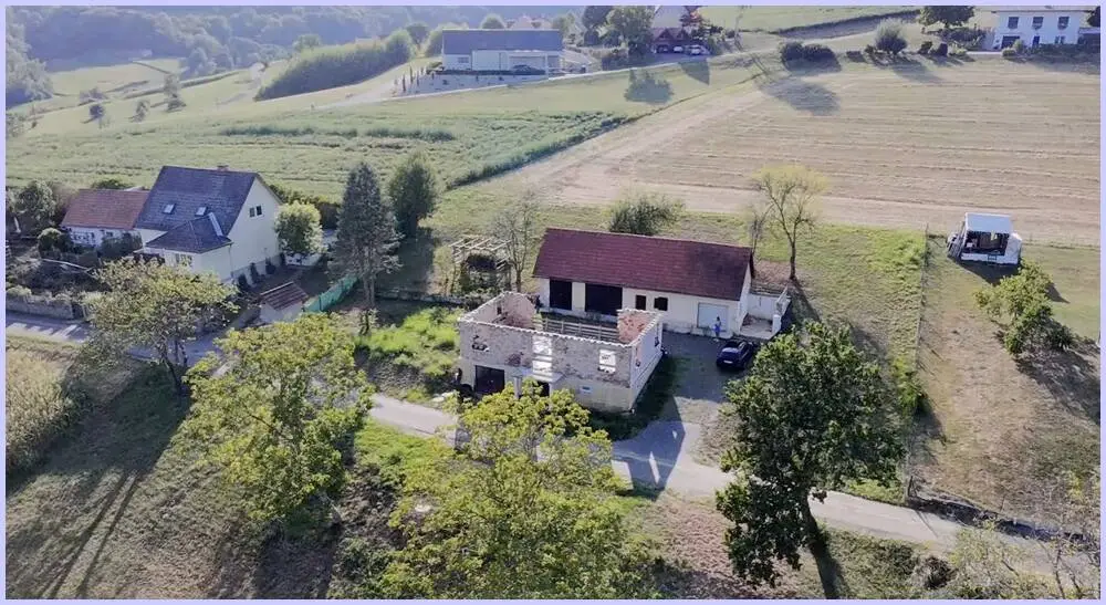 Apartment on large plot with building permit and green view