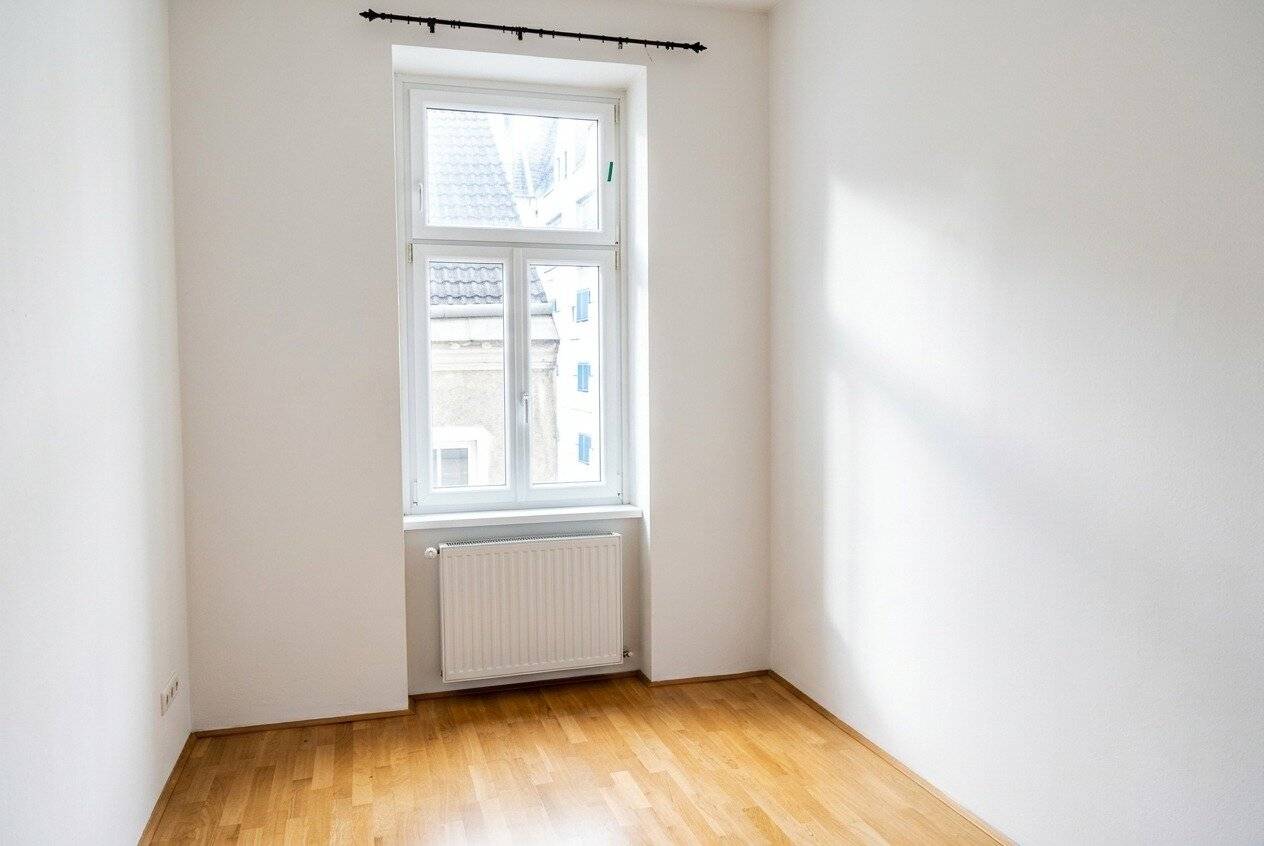Attractive old building apartment, renovated and vacant Near U1 Reumannplatz