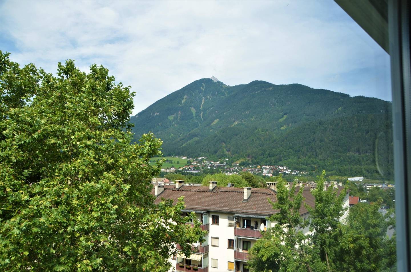 Bright Wohnung on top floor with balcony and mountain view