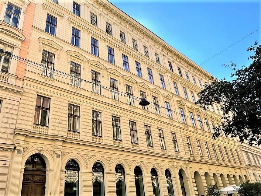 BÖRSE-NÄHE, ERSTBEZUG, 131 m2 Altbau, 2 Zimmer, Wohnküche, Wannenbad, Parketten, Stuck, 2. Liftstock, Zelinkagasse