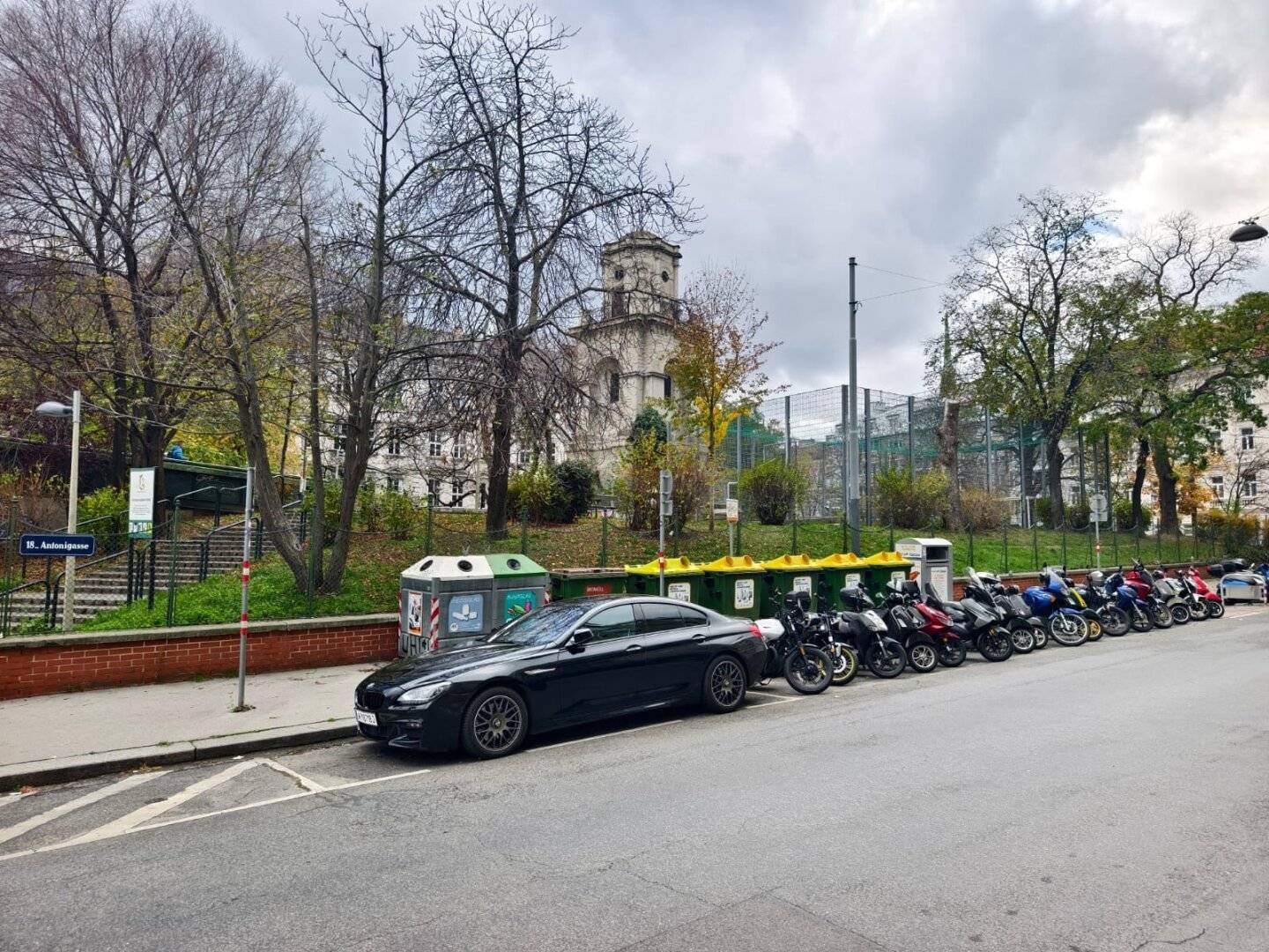 Investment property near AKH and U-Bahn – Indefinitely rented office in 1180 Vienna