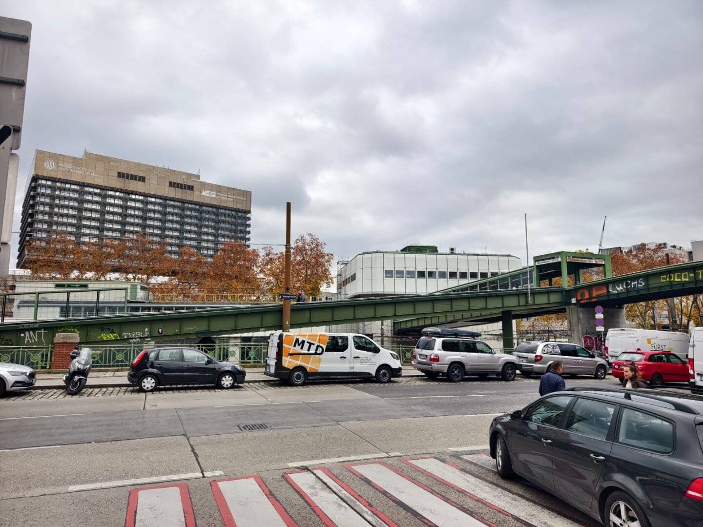Investment property near AKH and U-Bahn – Indefinitely rented office in 1180 Vienna