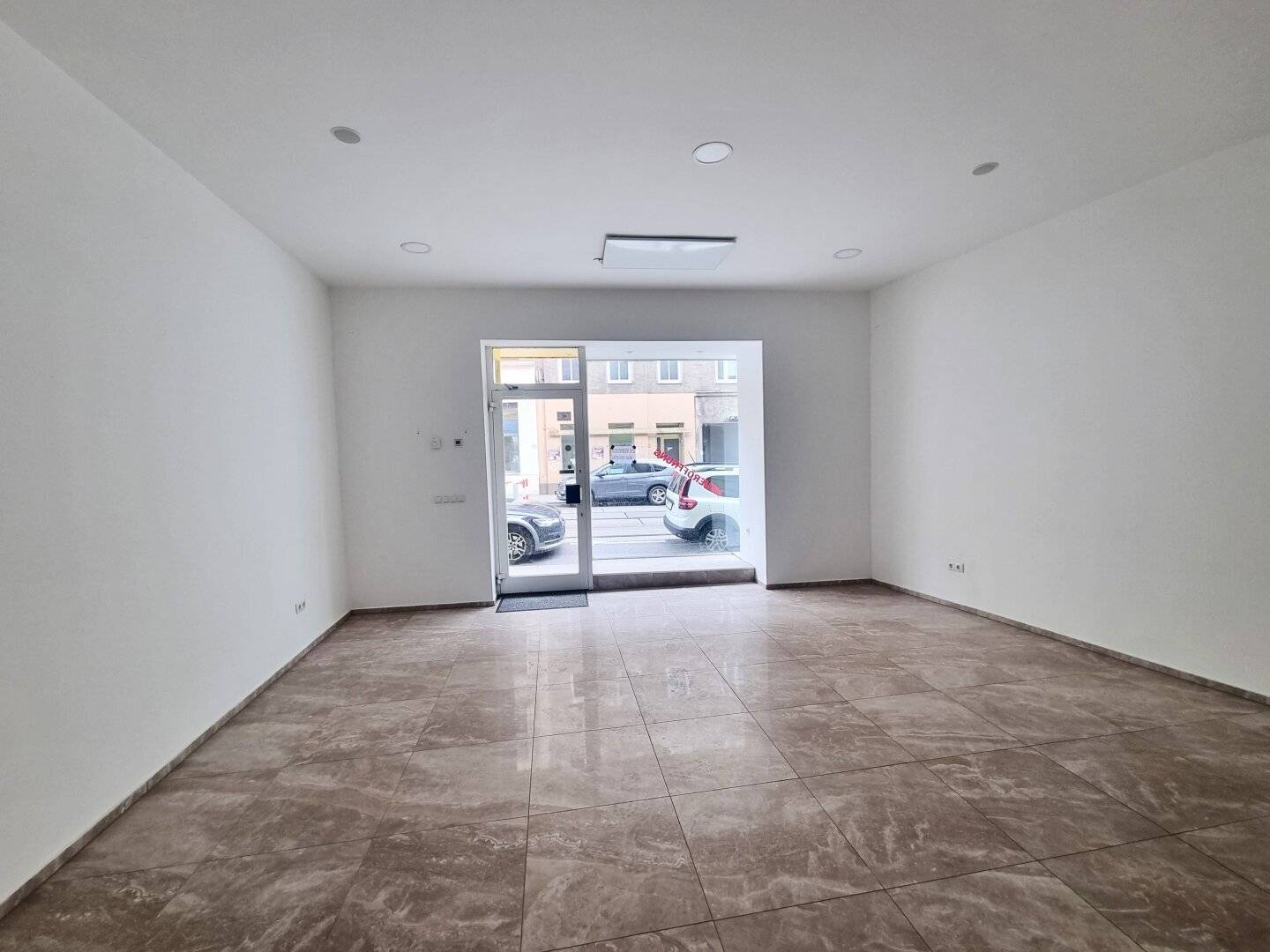 COMMERCIAL SPACE - GREAT BUSINESS OPPORTUNITY