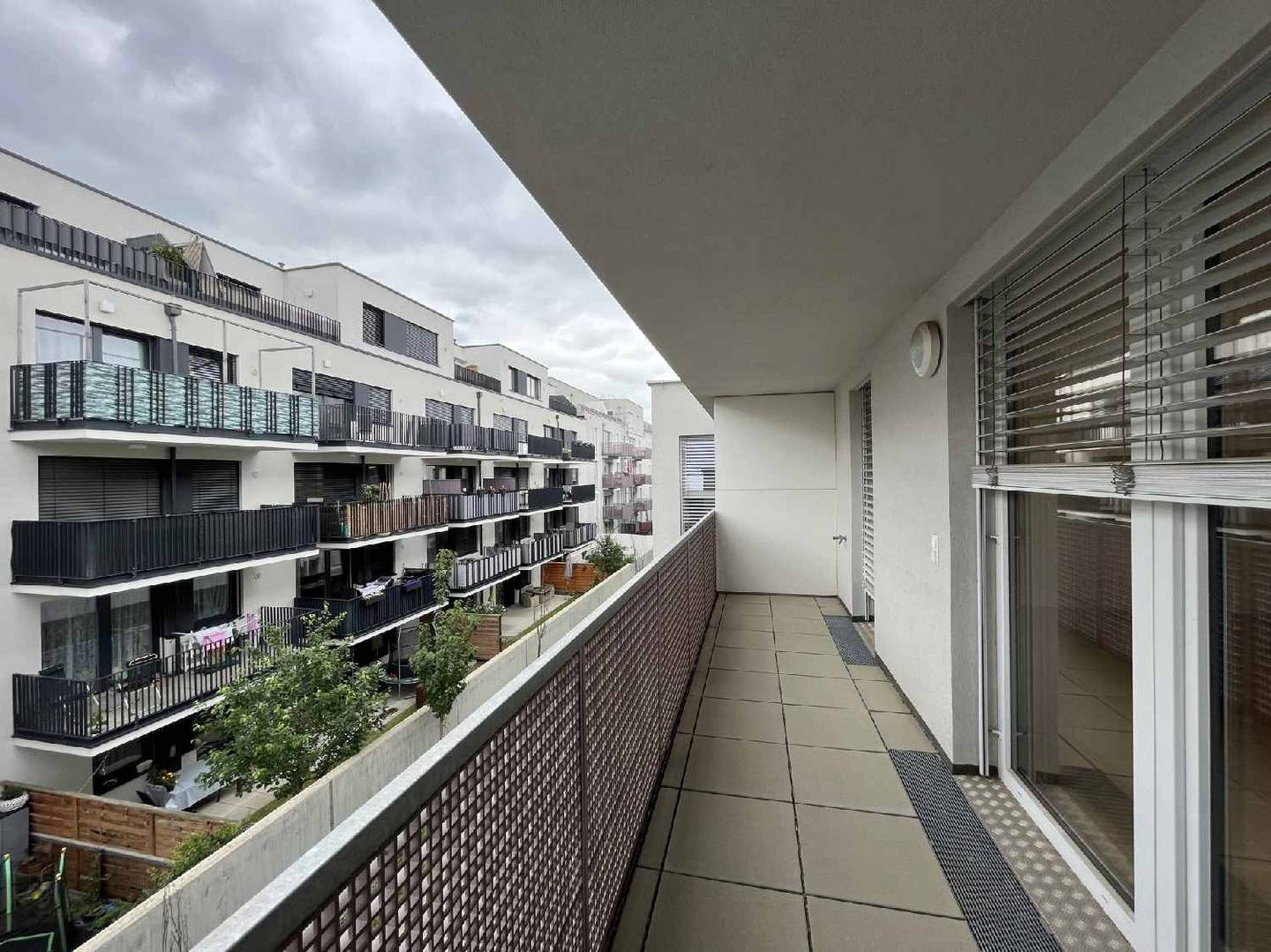 Bright apartment with covered balcony and ceiling cooling