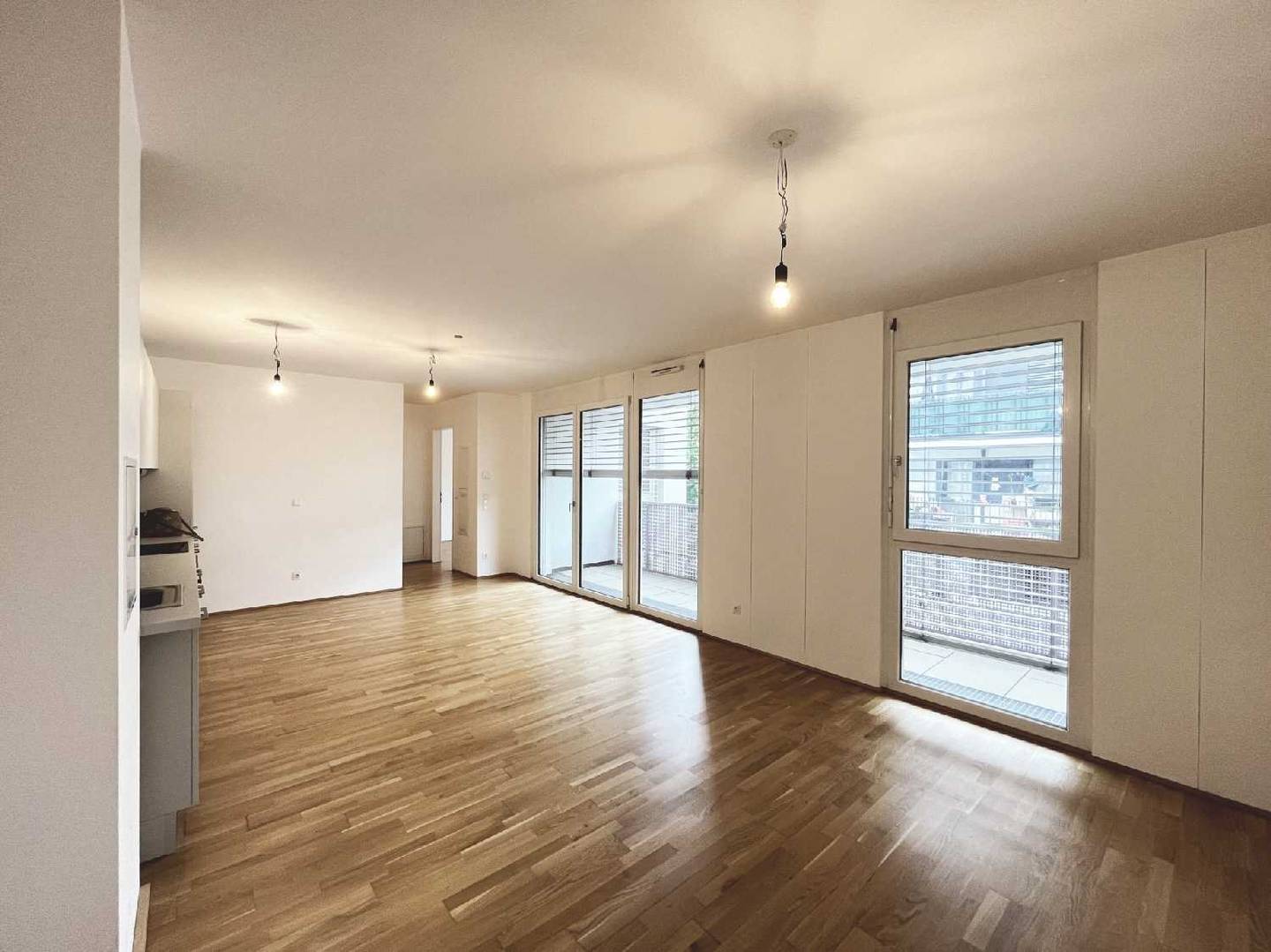 Bright apartment with covered balcony and ceiling cooling