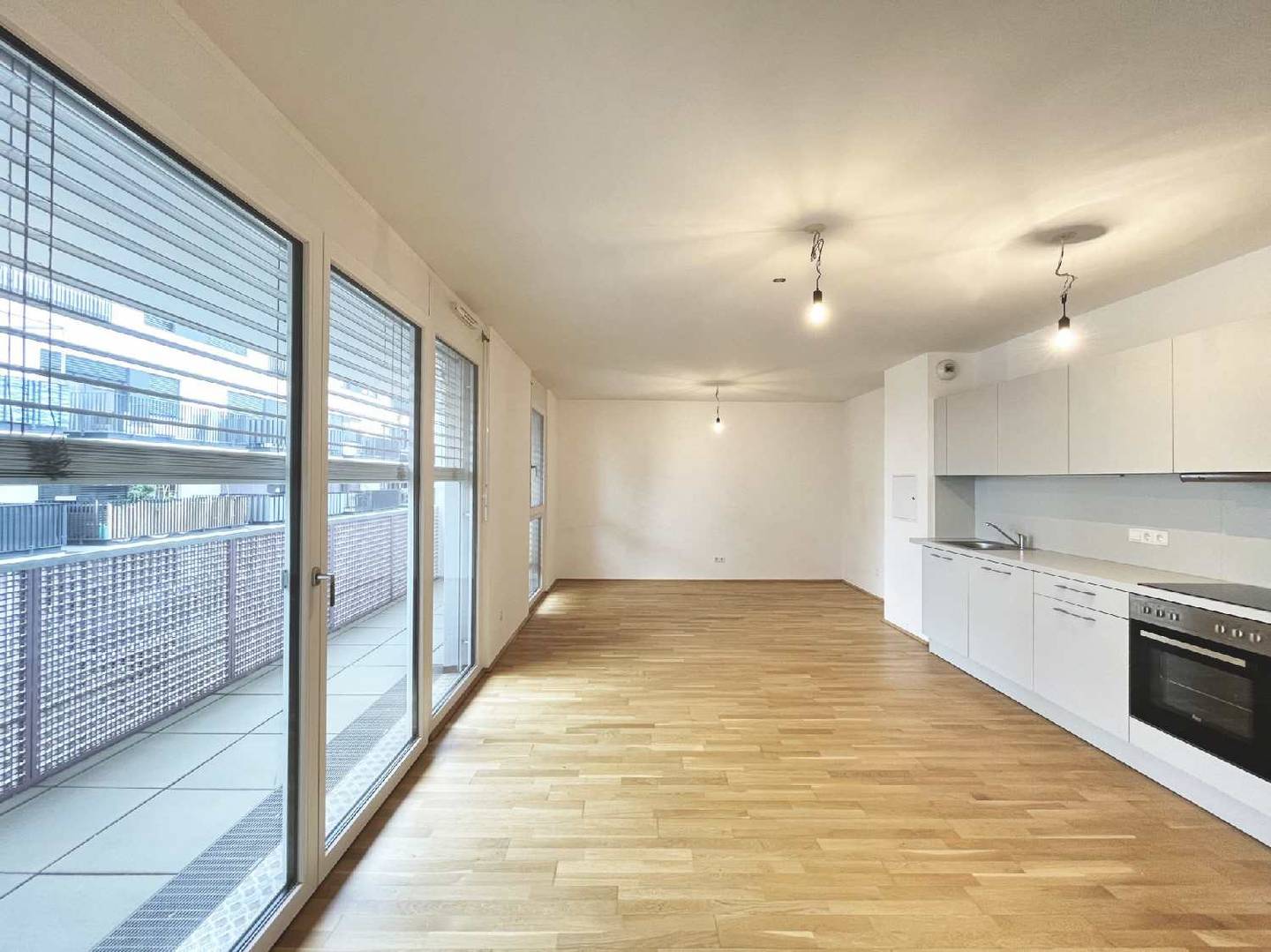Bright apartment with covered balcony and ceiling cooling