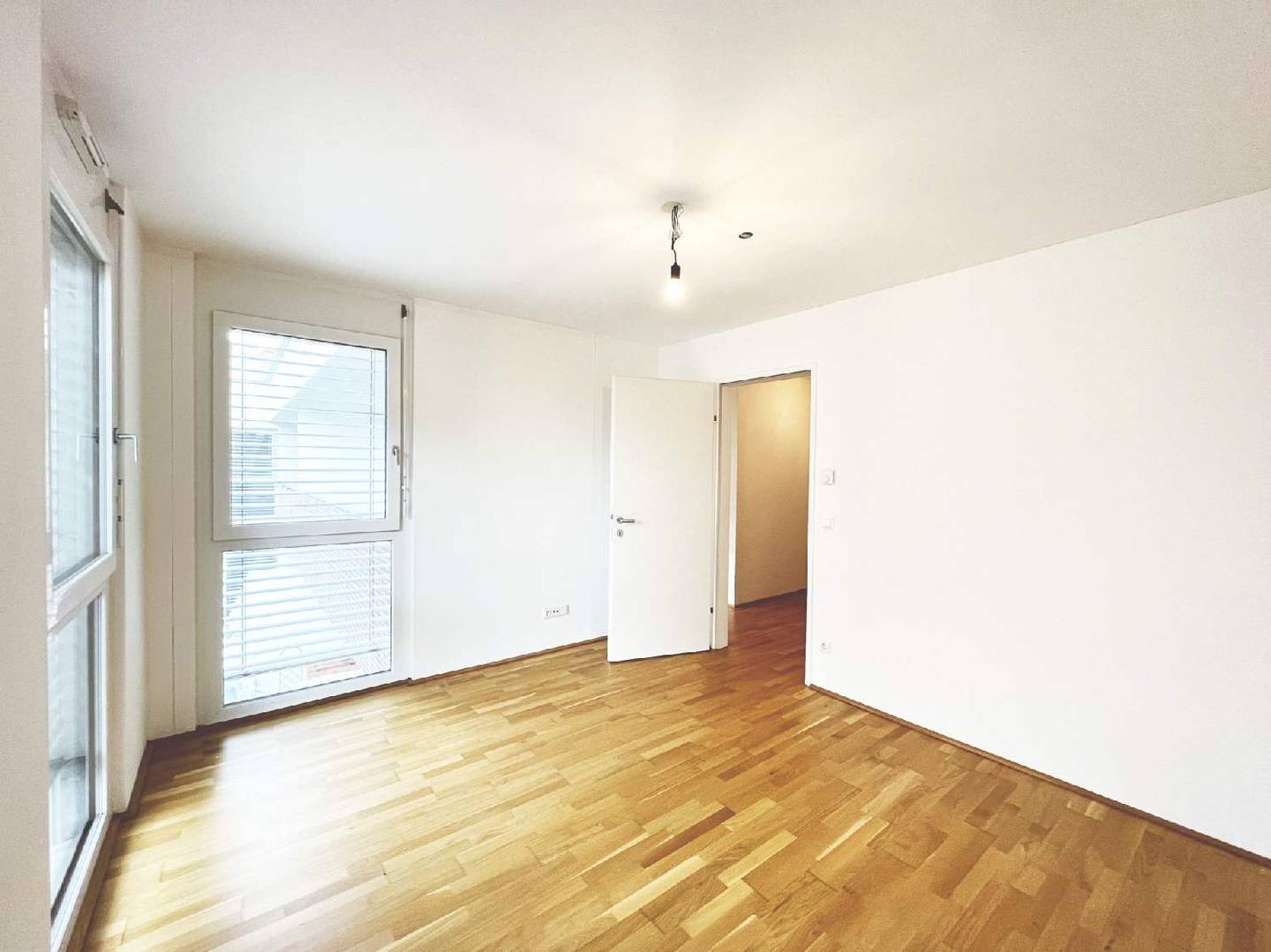 Bright apartment with covered balcony and ceiling cooling