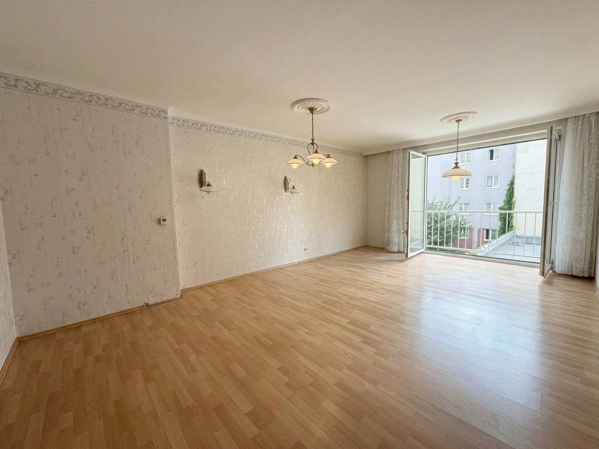 Living in Döbling | U4 - 3 minutes on foot | Courtyard | French balcony | triple glazing | Döblinger Bad