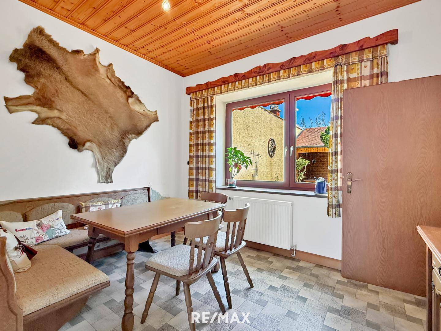 Großzügige Wohnung mit Ausbaupotenzial und Garage