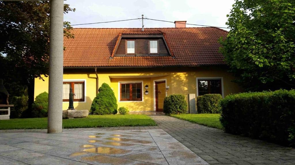 Repräsentative Wohnung mit großem Garten und Nebenhaus Nähe Pluscity