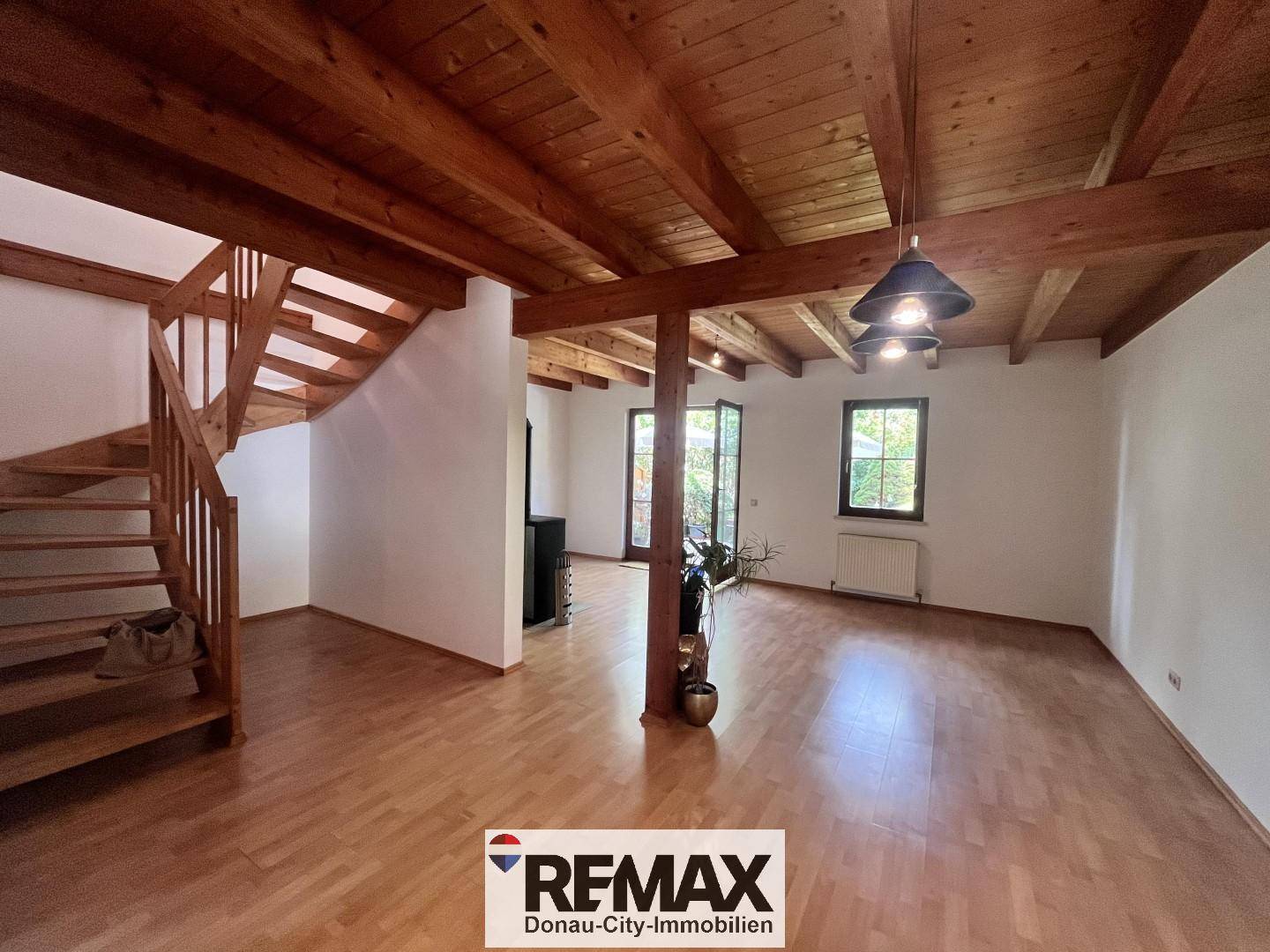 Well maintained family apartment with private garden and pool