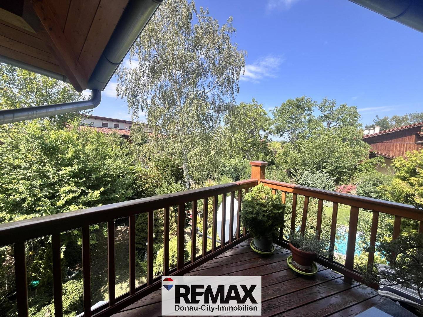 Well maintained family apartment with private garden and pool