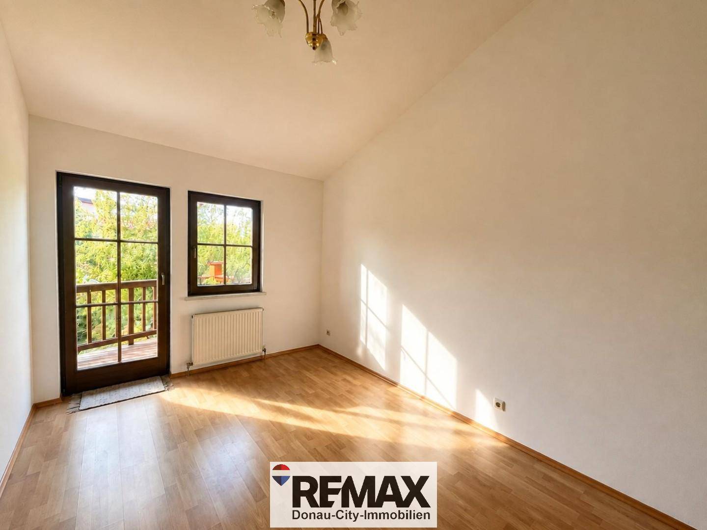 Well maintained family apartment with private garden and pool