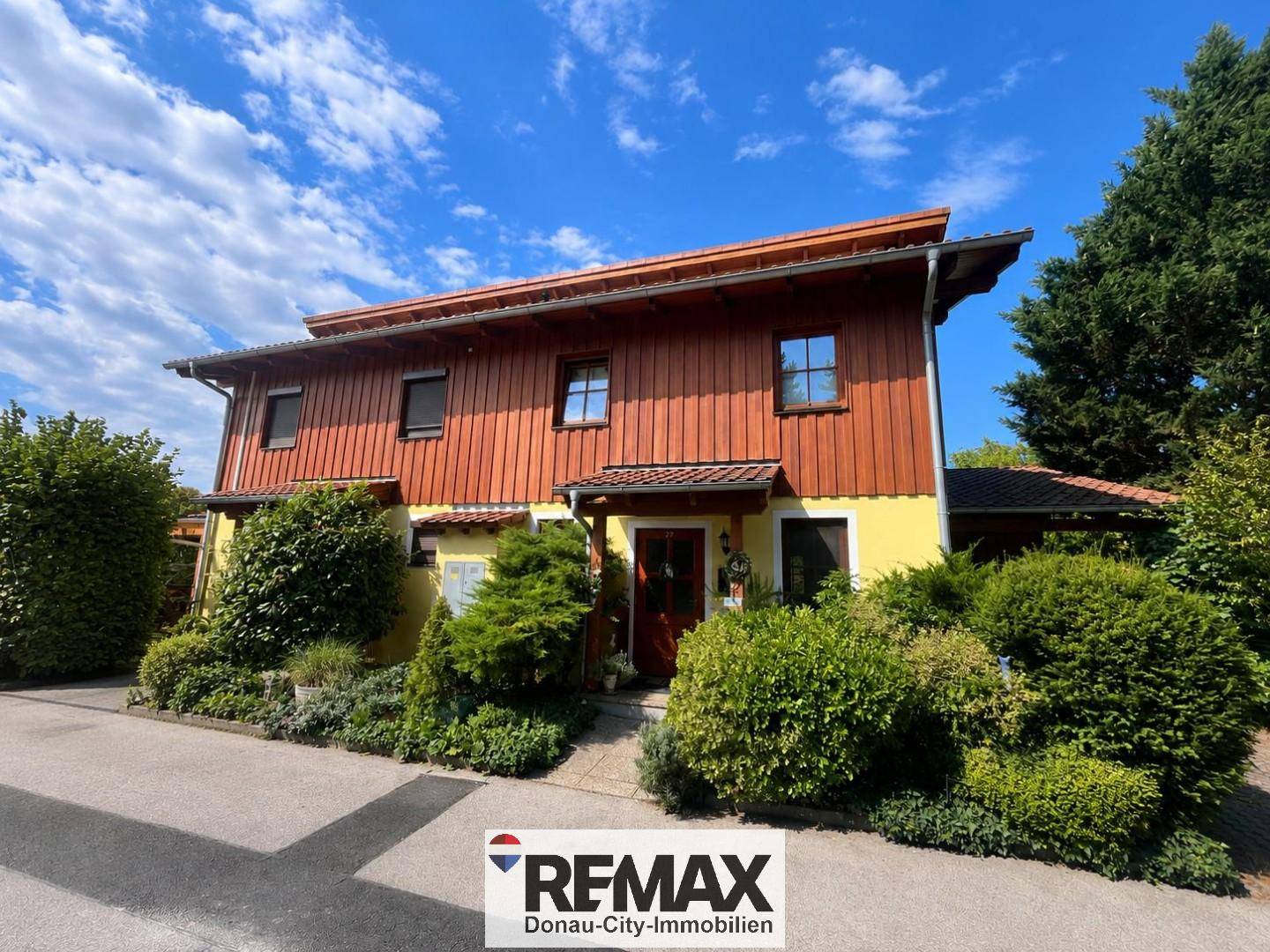 Well maintained family apartment with private garden and pool