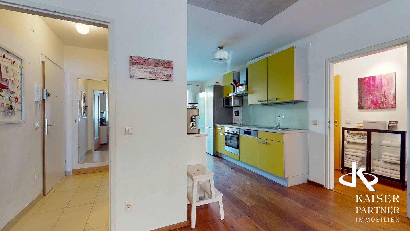 Urban garden apartment with large terrace, garage parking space in central location!