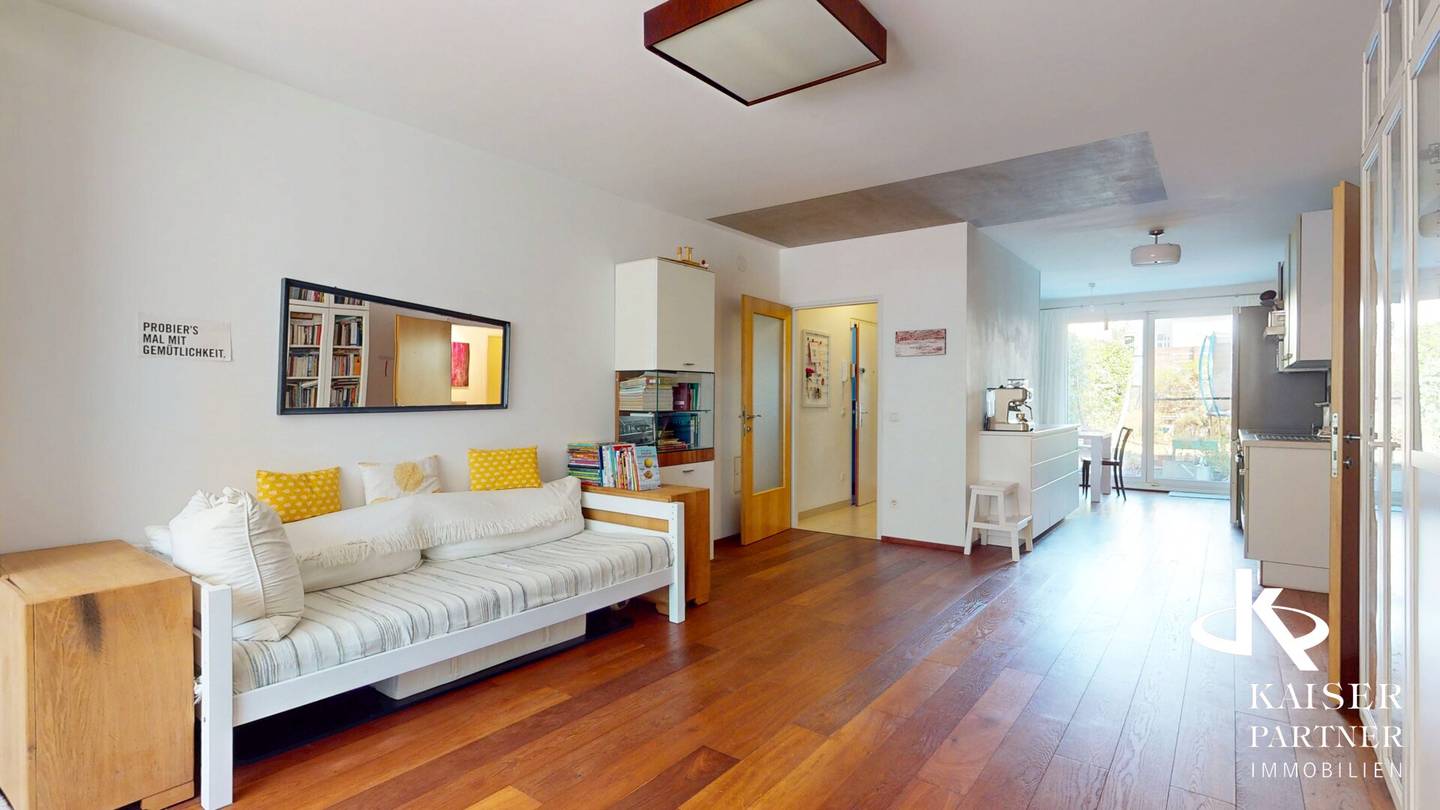 Urban garden apartment with large terrace, garage parking space in central location!