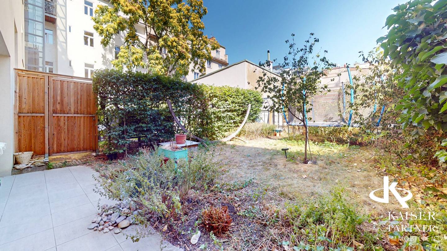 Urban garden apartment with large terrace, garage parking space in central location!