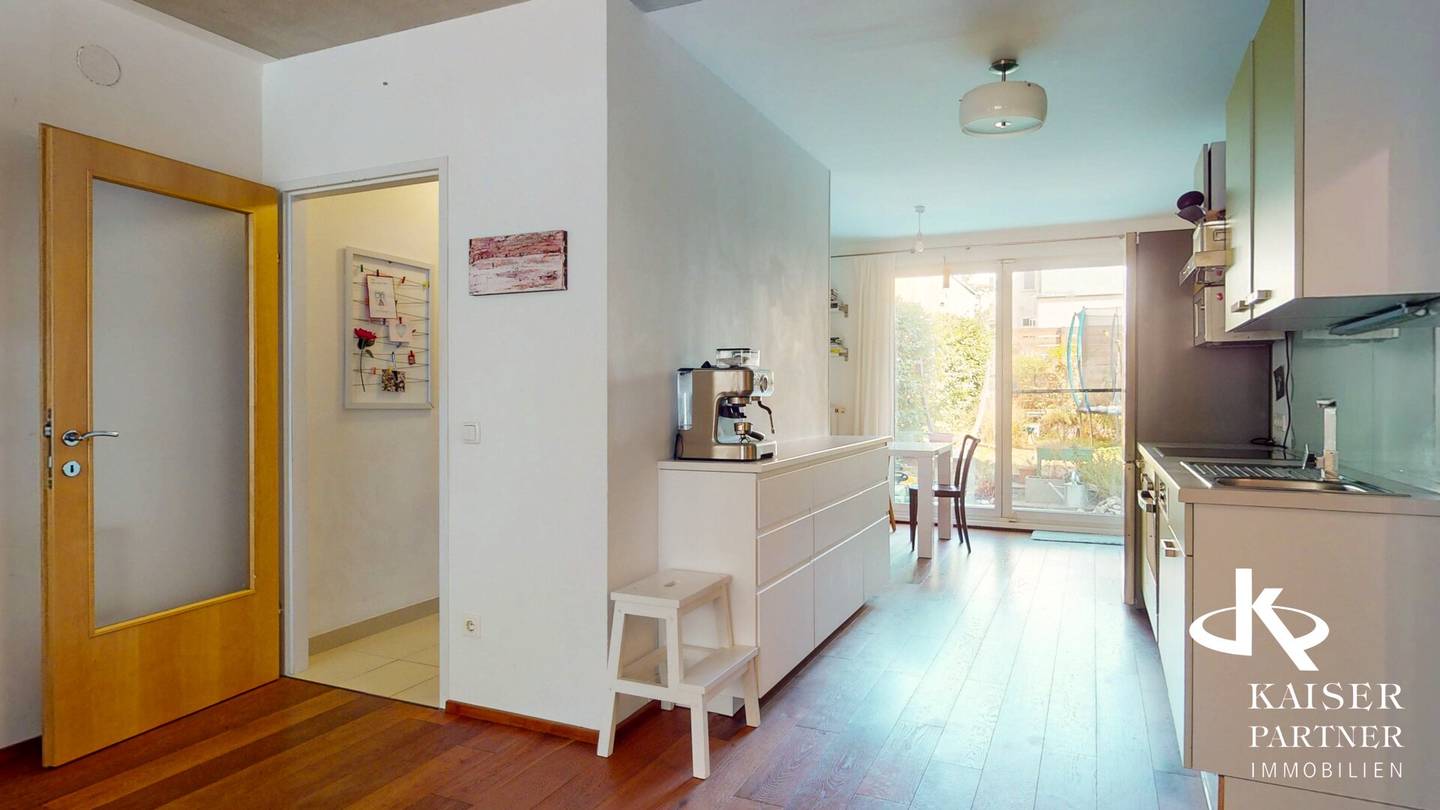 Urban garden apartment with large terrace, garage parking space in central location!