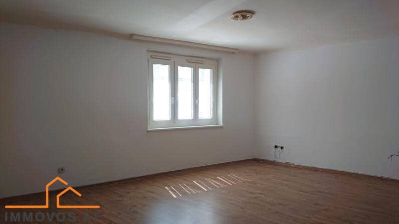 Bright apartment in a fully renovated building with separate kitchen