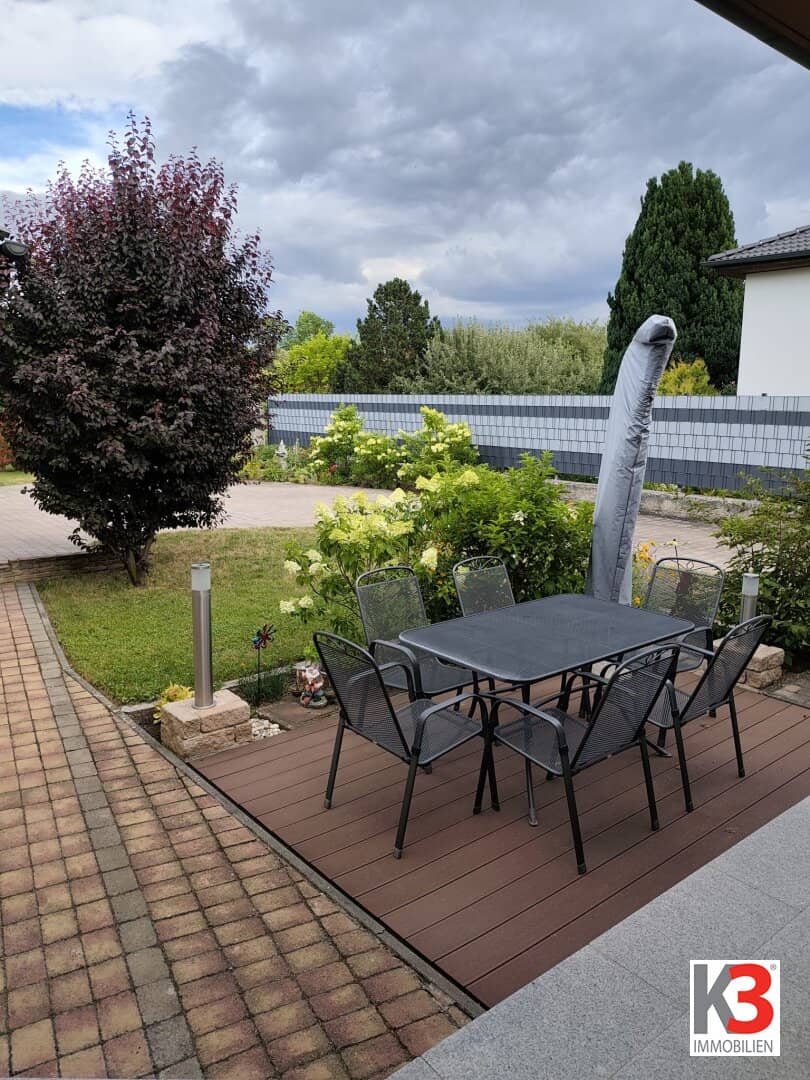 Great property with winter garden, private well and double garage in absolute quiet location