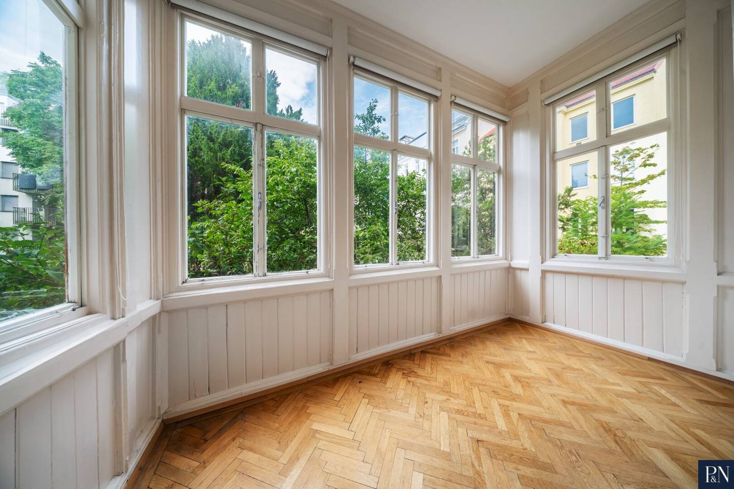 Period building charm with Veranda: 3.5-room with Green View near Währinger Park