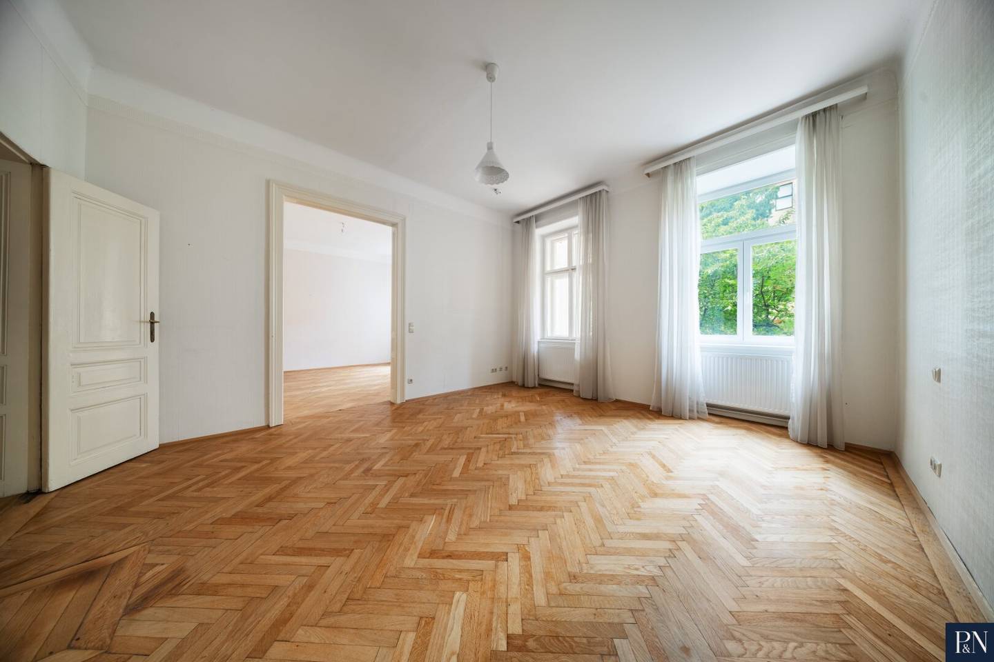 Period building charm with Veranda: 3.5-room with Green View near Währinger Park
