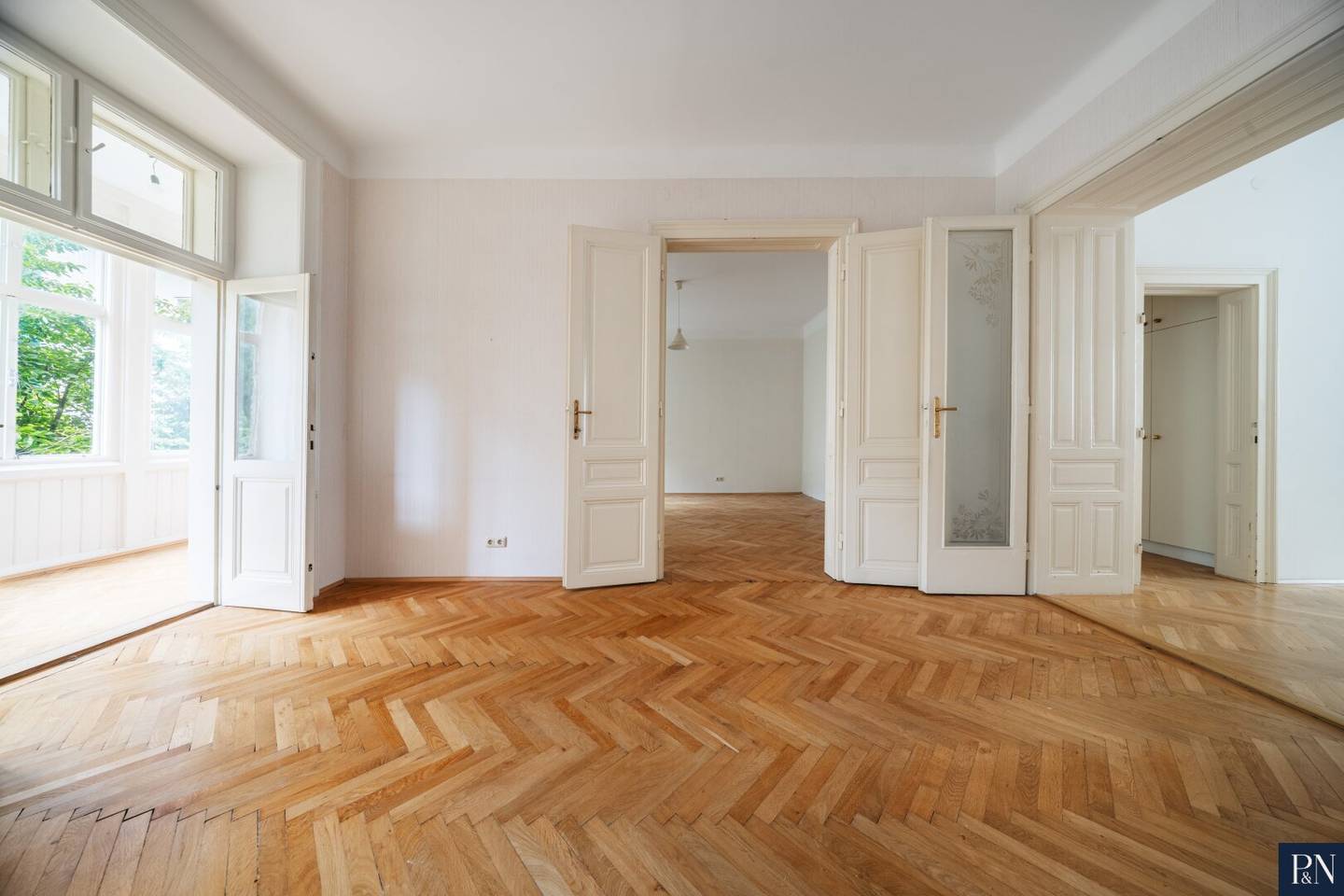 Period building charm with Veranda: 3.5-room with Green View near Währinger Park