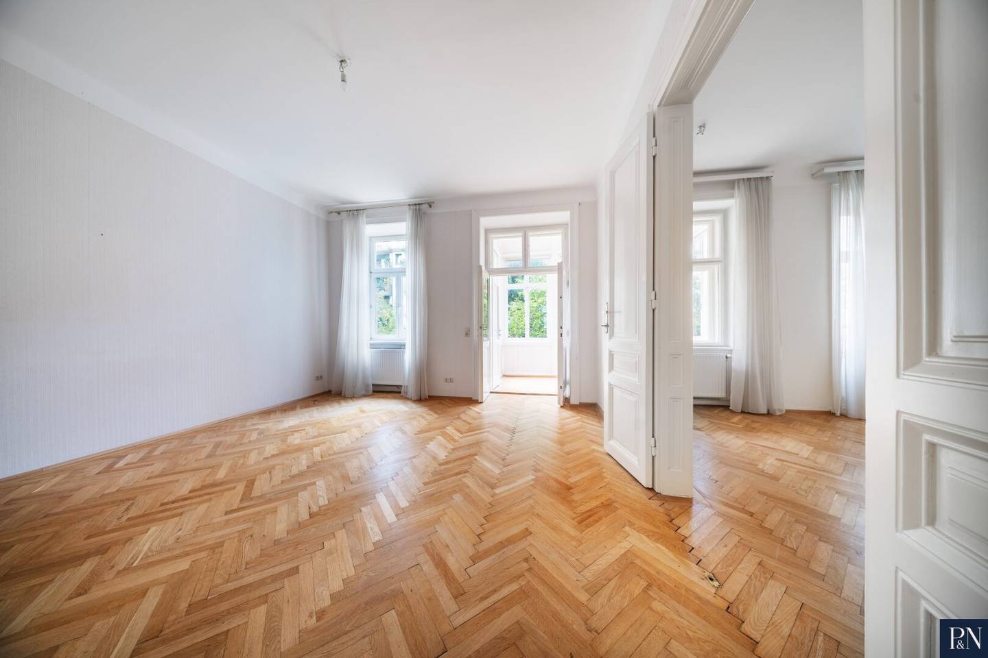 Period building charm with Veranda: 3.5-room with Green View near Währinger Park