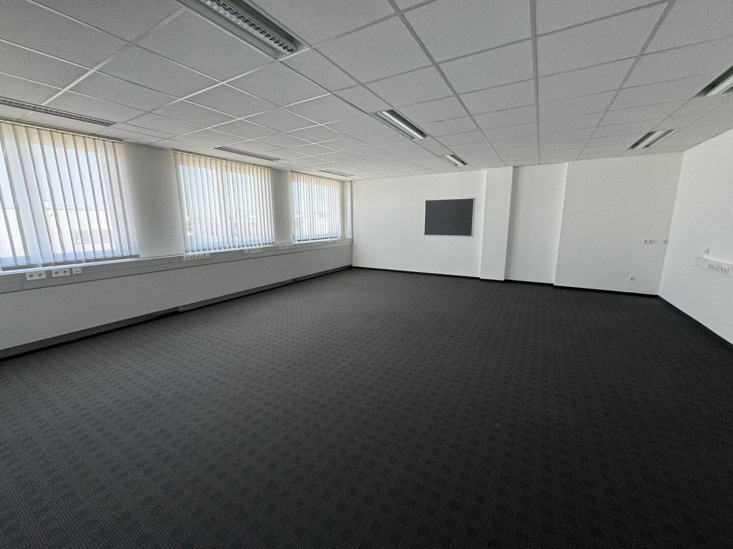 2 room office in the Traunuferarkade Thalheim bei Wels for rent