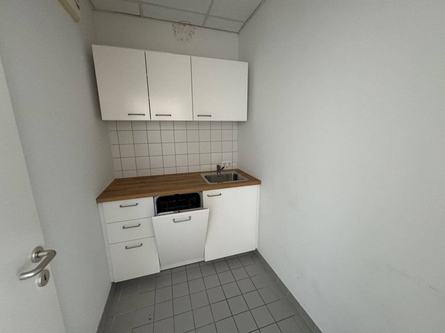 2 room office in the Traunuferarkade Thalheim bei Wels for rent