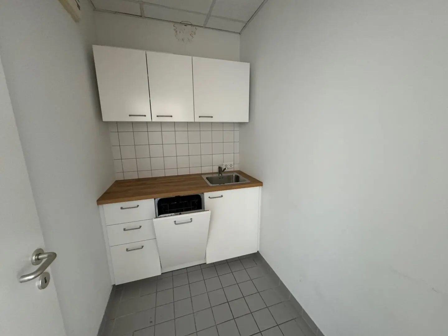 2 room office in the Traunuferarkade Thalheim bei Wels for rent