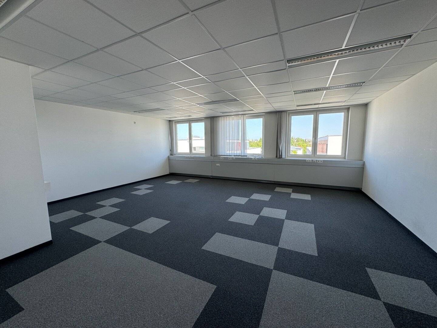 2 room office in the Traunuferarkade Thalheim bei Wels for rent
