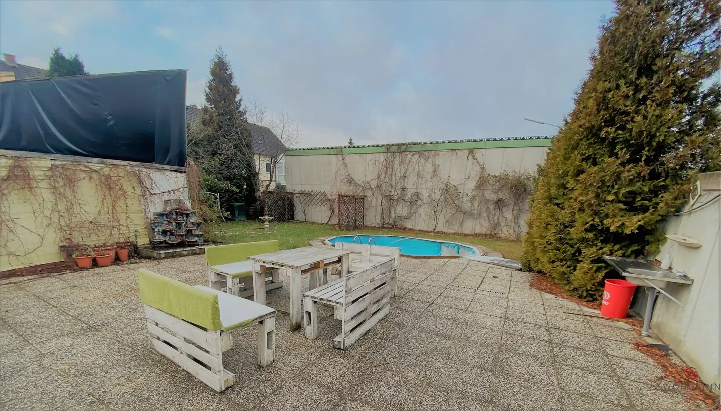 Spacious multi-family house with garden and parking spaces in Gmünd, perfect for families or investors
