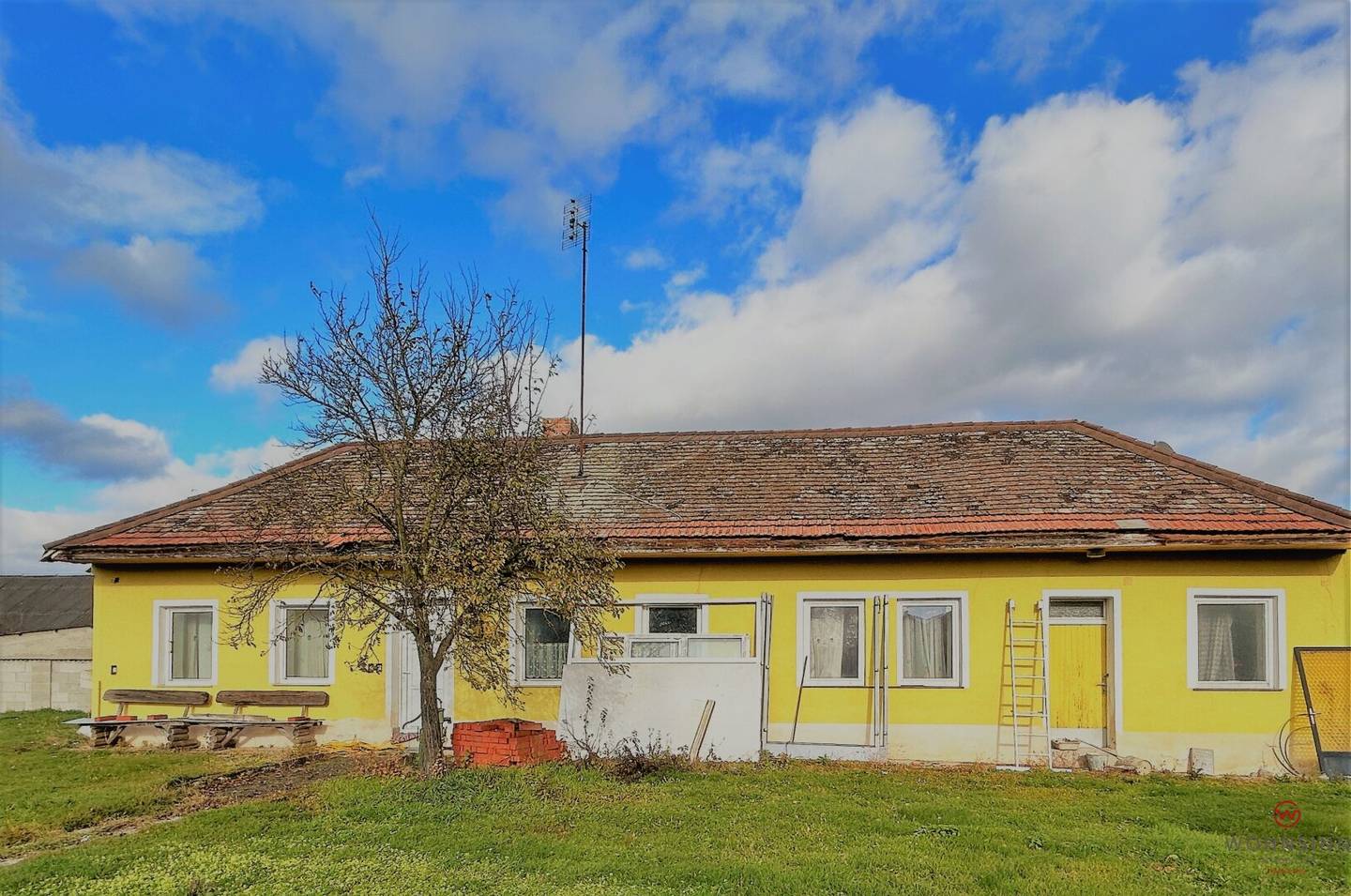Large plot with detached house and storage hall