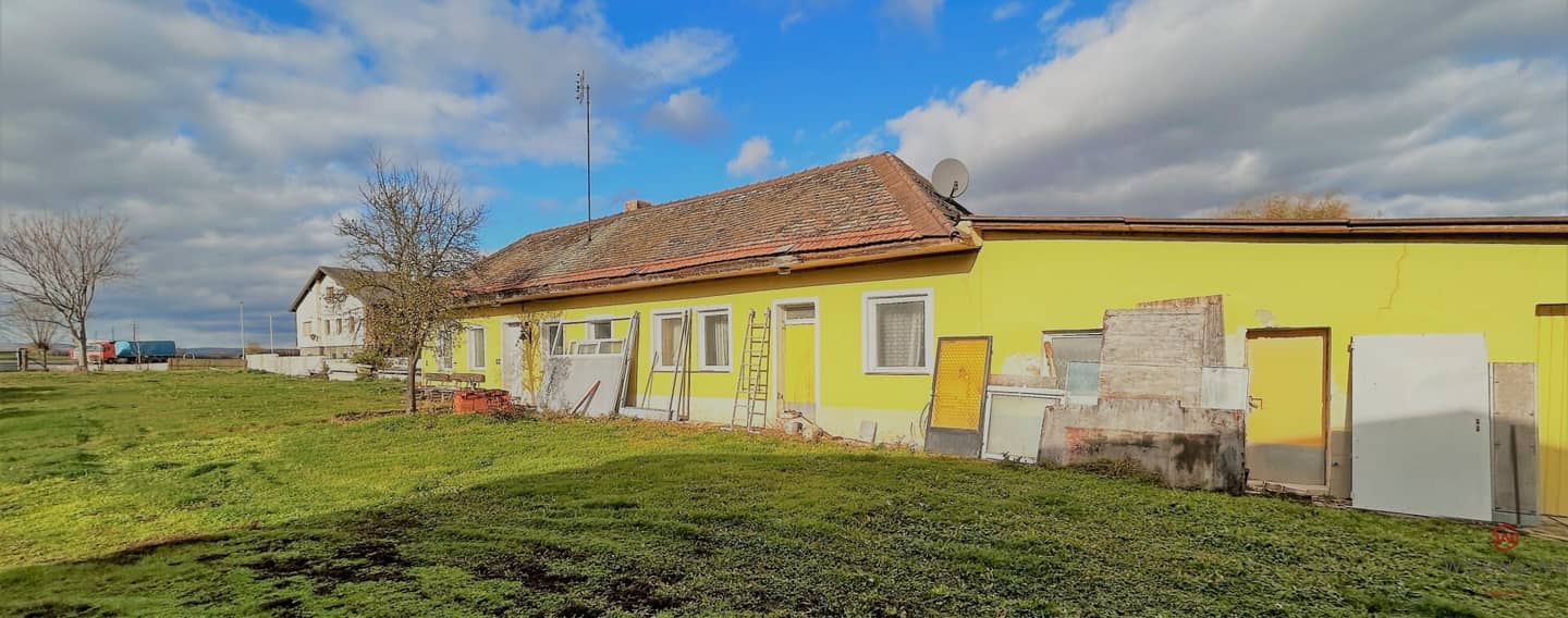 Großes Grundstück mit Einfamilienhaus und Lagerhalle