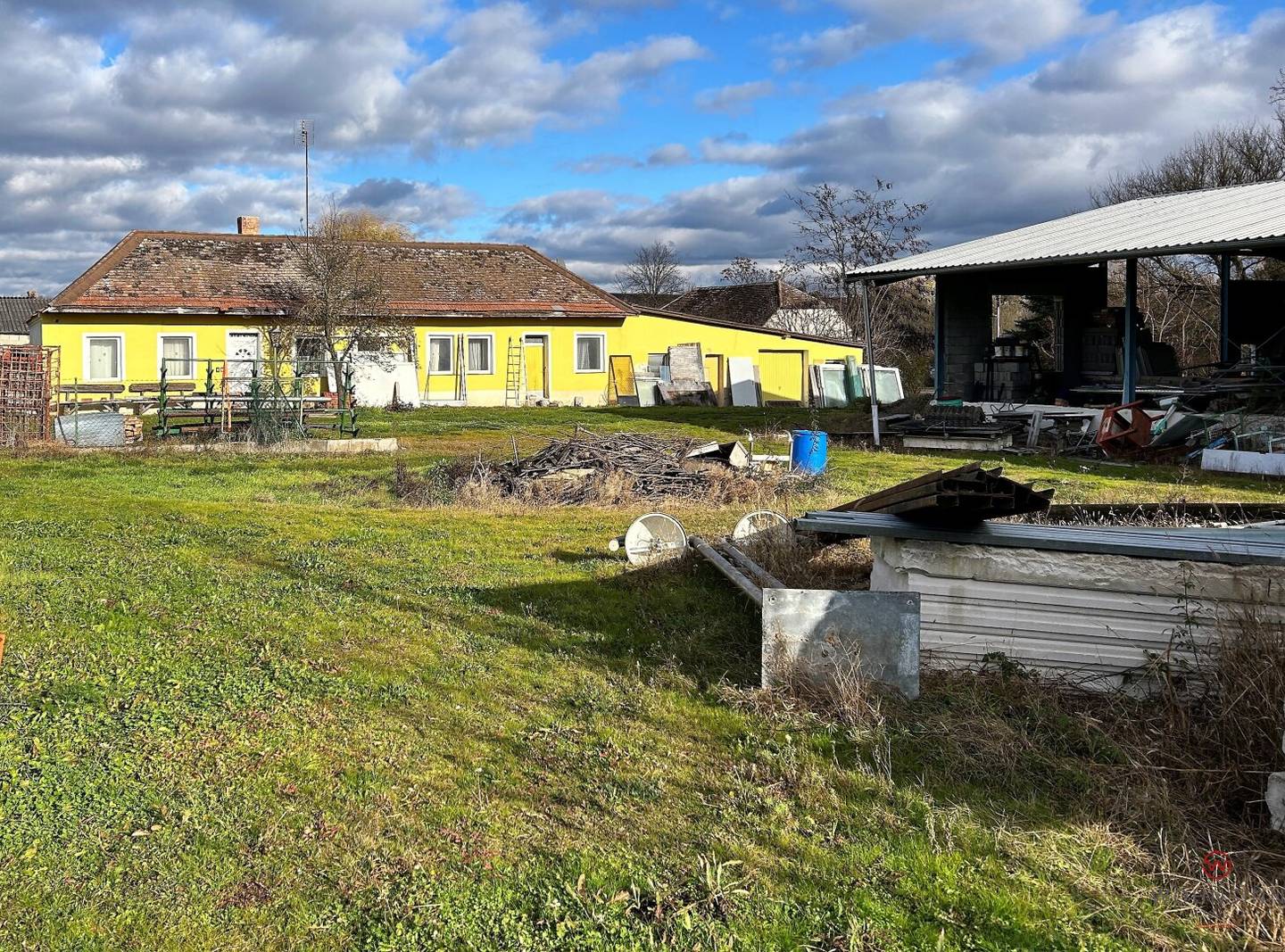 Großes Grundstück mit Einfamilienhaus und Lagerhalle