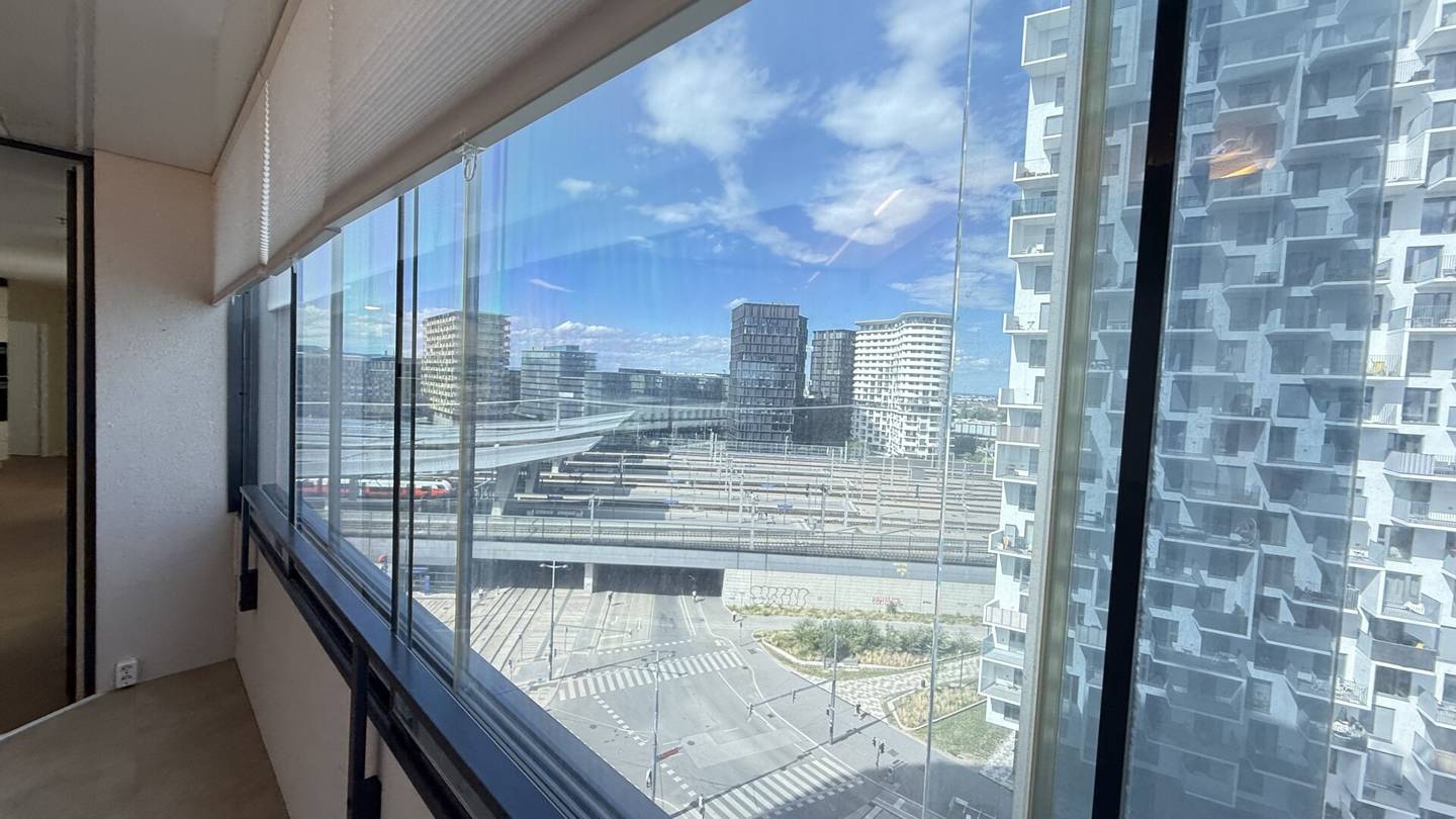 Skytower: 2-room with glazed loggia on 76 m2 living area plus optional parking space (currently rented)
