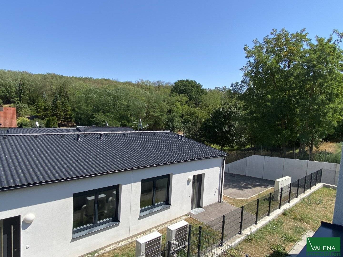 Neue Doppelhaushälfte in Ebendorf, belagsfertig – Wohnküche und 3 Schlafzimmer, Garten, Terrasse. Erstbezug! Nähe zum Landesklinikum Mistelbach!