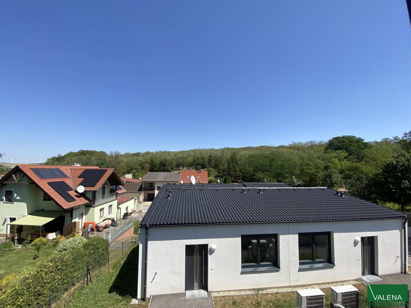 Neue Doppelhaushälfte in Ebendorf, belagsfertig – Wohnküche und 3 Schlafzimmer, Garten, Terrasse. Erstbezug! Nähe zum Landesklinikum Mistelbach!