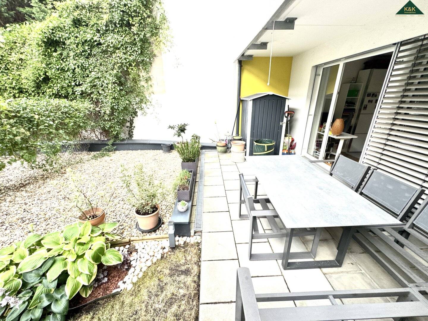 Central living with 2 loggias and private garden