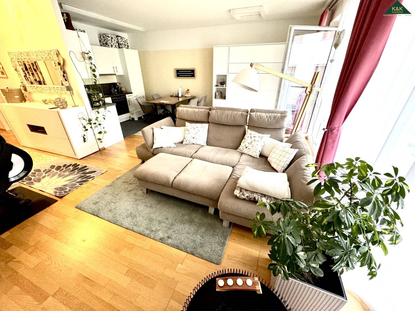 Central living with 2 loggias and private garden