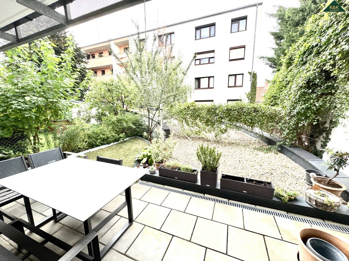 Central living with 2 loggias and private garden