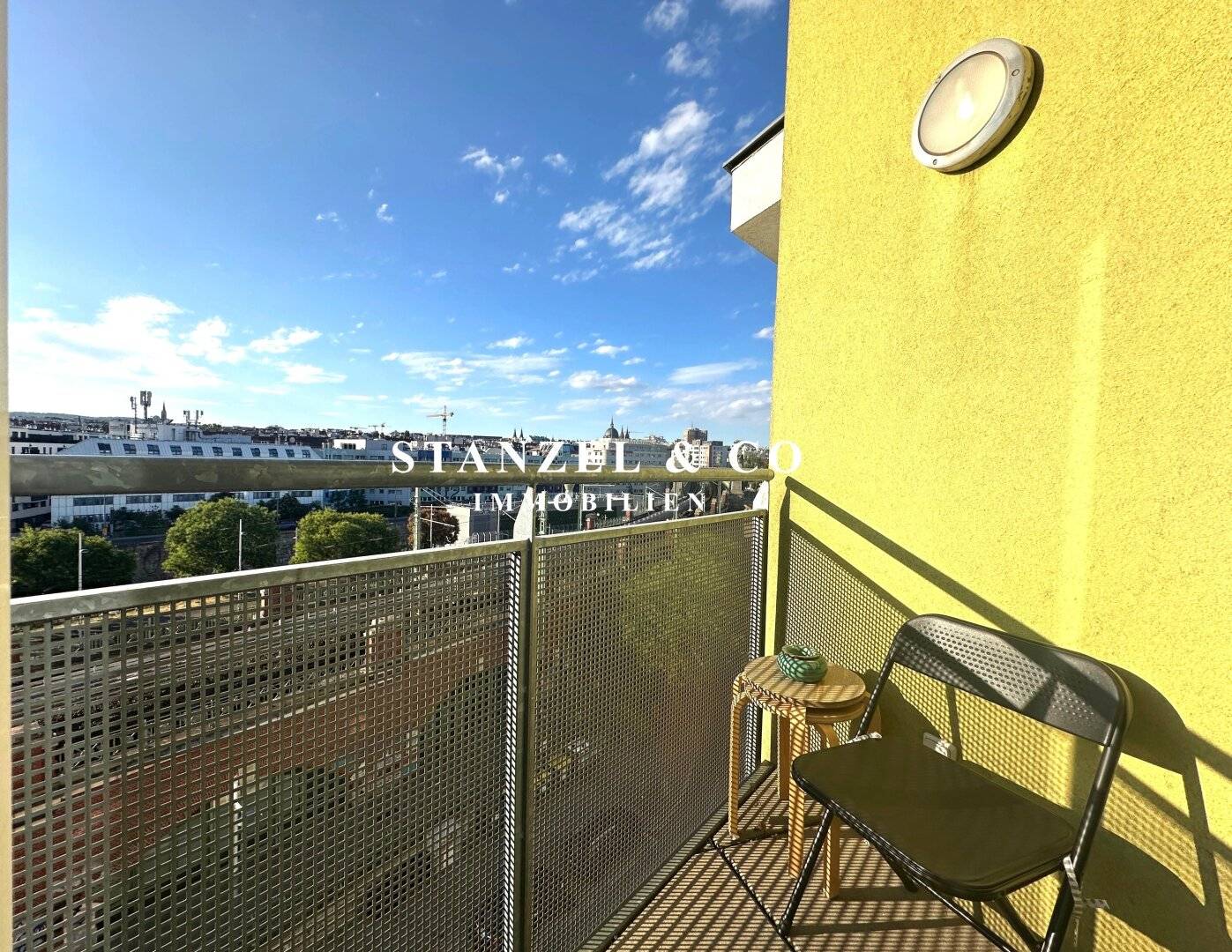 Sunny apartment with balcony in central quiet location