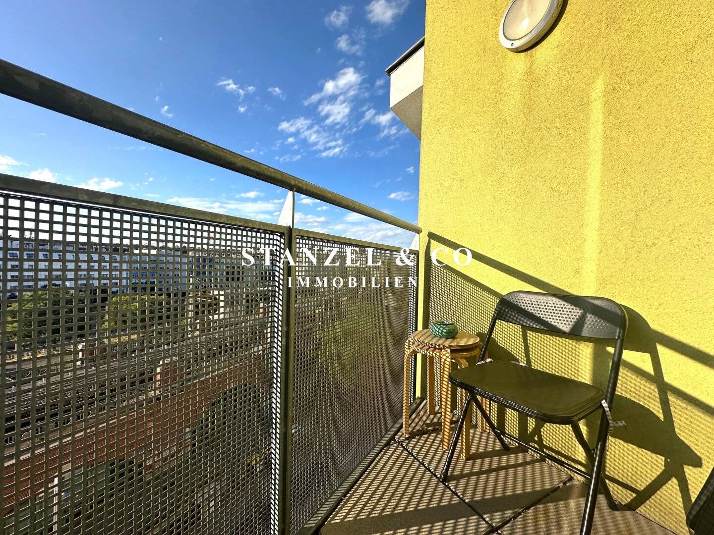 Sunny apartment with balcony in central quiet location